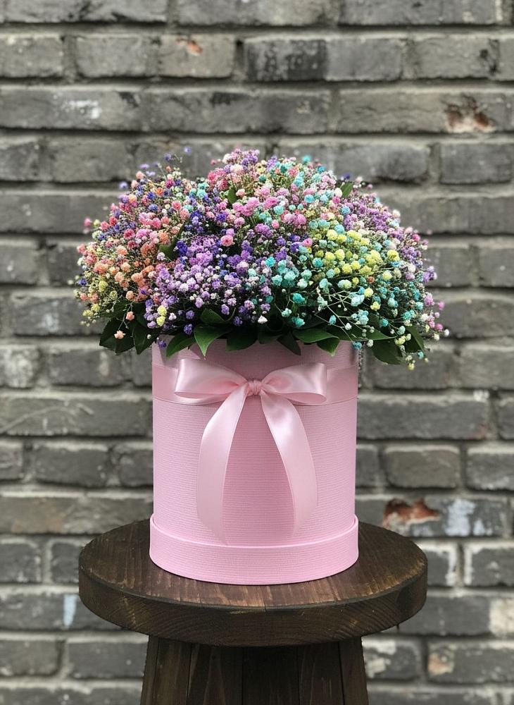 Цветочная композиция из Гипсофила и Розы в шляпной коробке в Новоомском