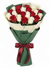Букет Микс из красных и белых роз в Новоомском