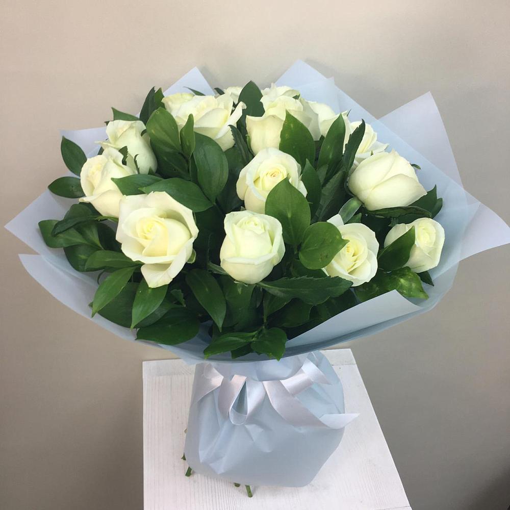 Букет 15 Белых роз Проуд в Новоомском