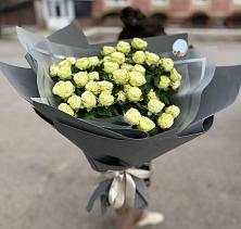 Букет Белые кустовые розы Солинеро в Новоомском