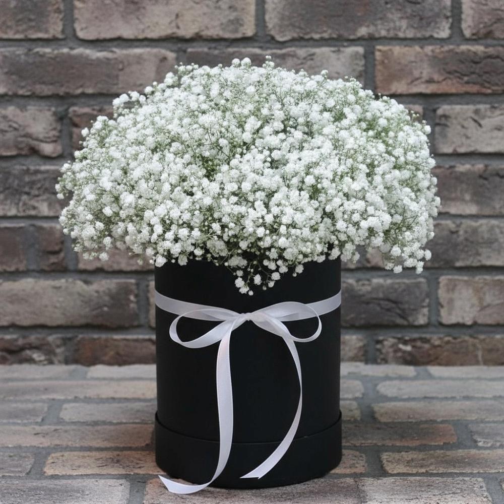 Цветочная композиция из Гипсофила в шляпной коробке в Новоомском