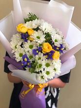 Букет цветов из:  Ирисы, Хризантемы и Розы #REPLACE_PRED# Новоомском