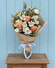 Букет цветов из:  Альстромерии, Лизиантусы, Розы и Хризантемы в Новоомском