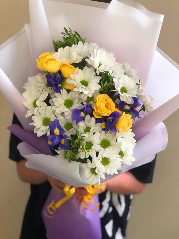 Букет цветов из: Ирисы, Хризантемы и Розы в Новоомском