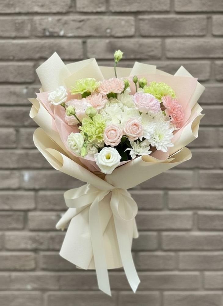 Букет цветов из: Гвоздики, Розы, Лизиантусы и Хризантемы в Новоомском