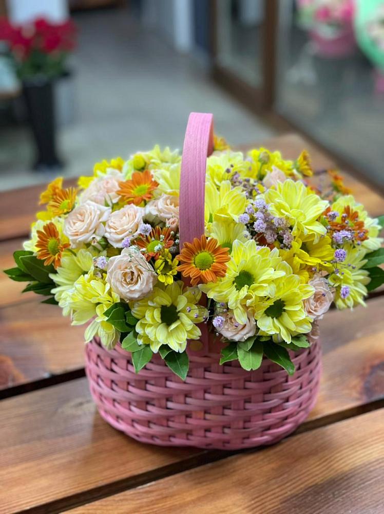 Цветочная композиция из Хризантемы и Розы в корзине в Новоомском