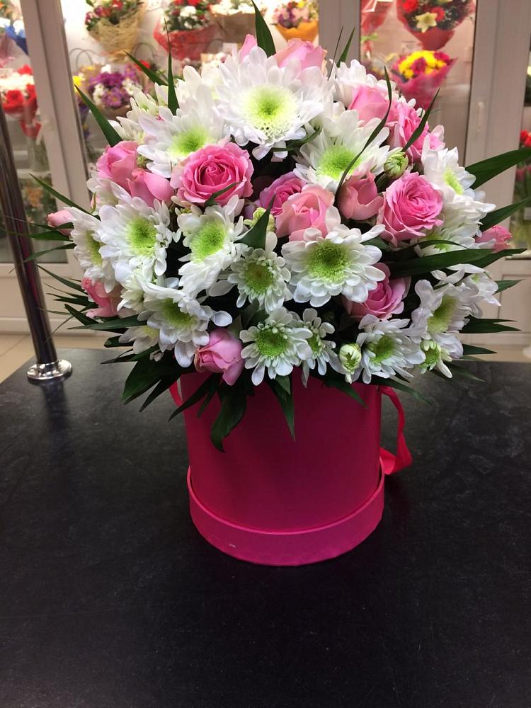 Цветочная композиция из Розы и Хризантемы в шляпной коробке в Новоомском