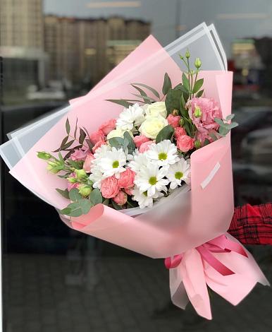 Букет цветов из: Розы, Лизиантусы и Хризантемы в Новоомском