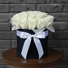 Цветочная композиция из Розы в шляпной коробке в Новоомском